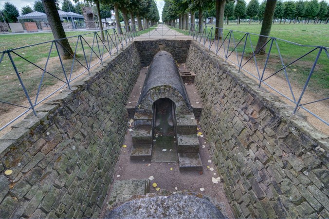 Xanten,_Archäologischer_Park,_Abwasserkanal,_2018-08_CN-04