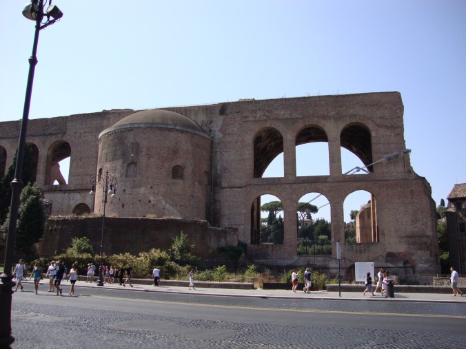 Basilica_of_Maxentius_and_Constantine_-_panoramio
