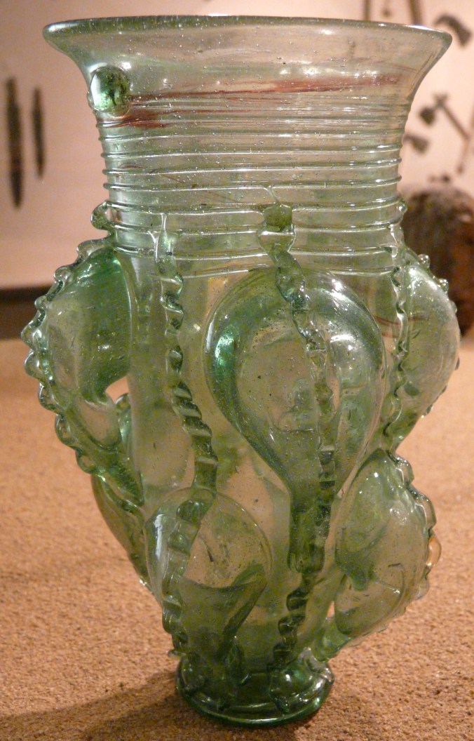 Fränkischer_Rüsselbecher_(6._Jh.)_Museum_Burg_Linn