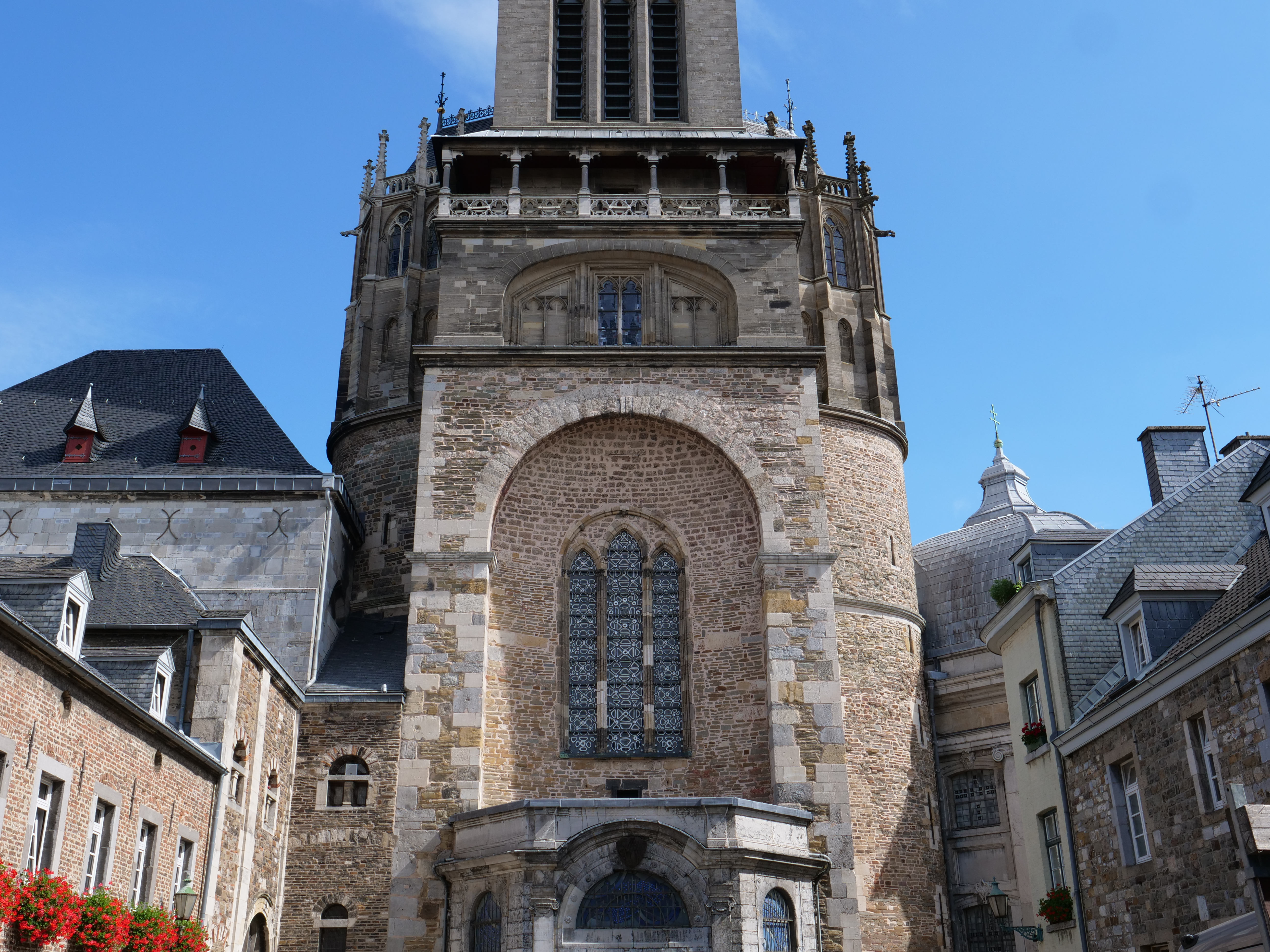 Aachen_Cathedral_in_sun_07