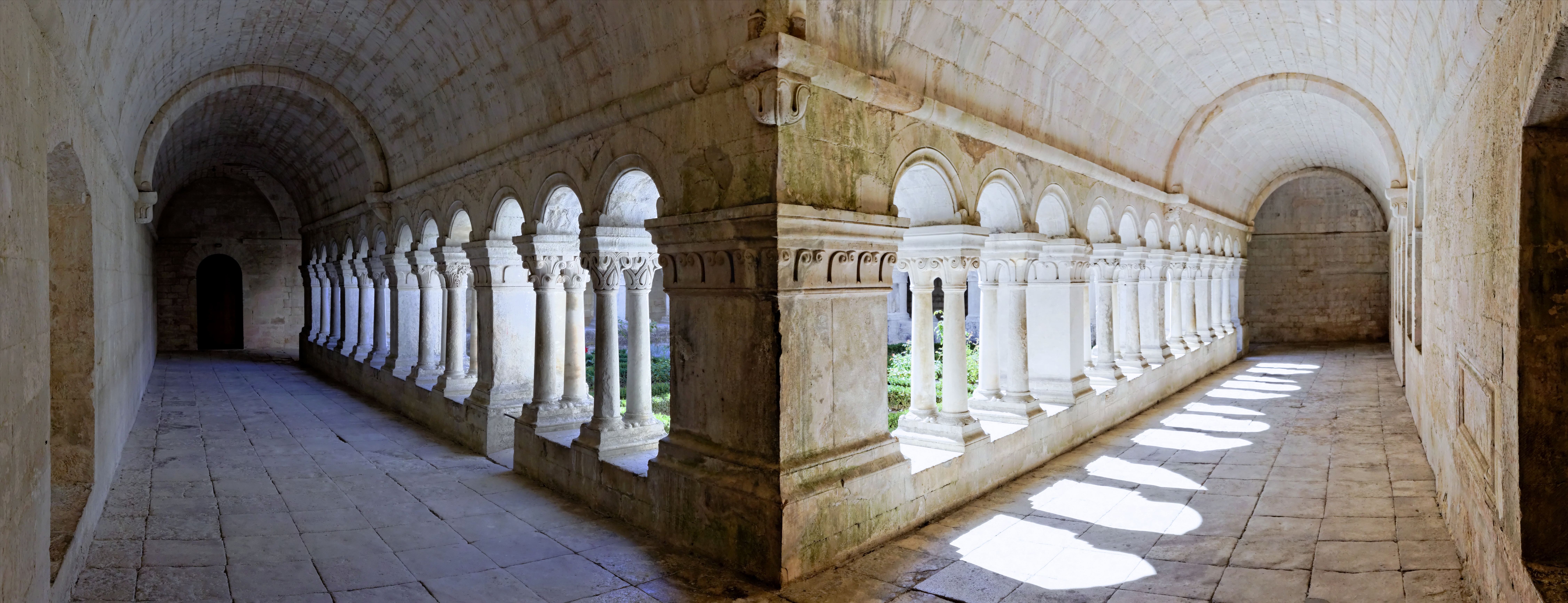 Abbaye_Notre-Dame_de_Sénanque_cloître_02