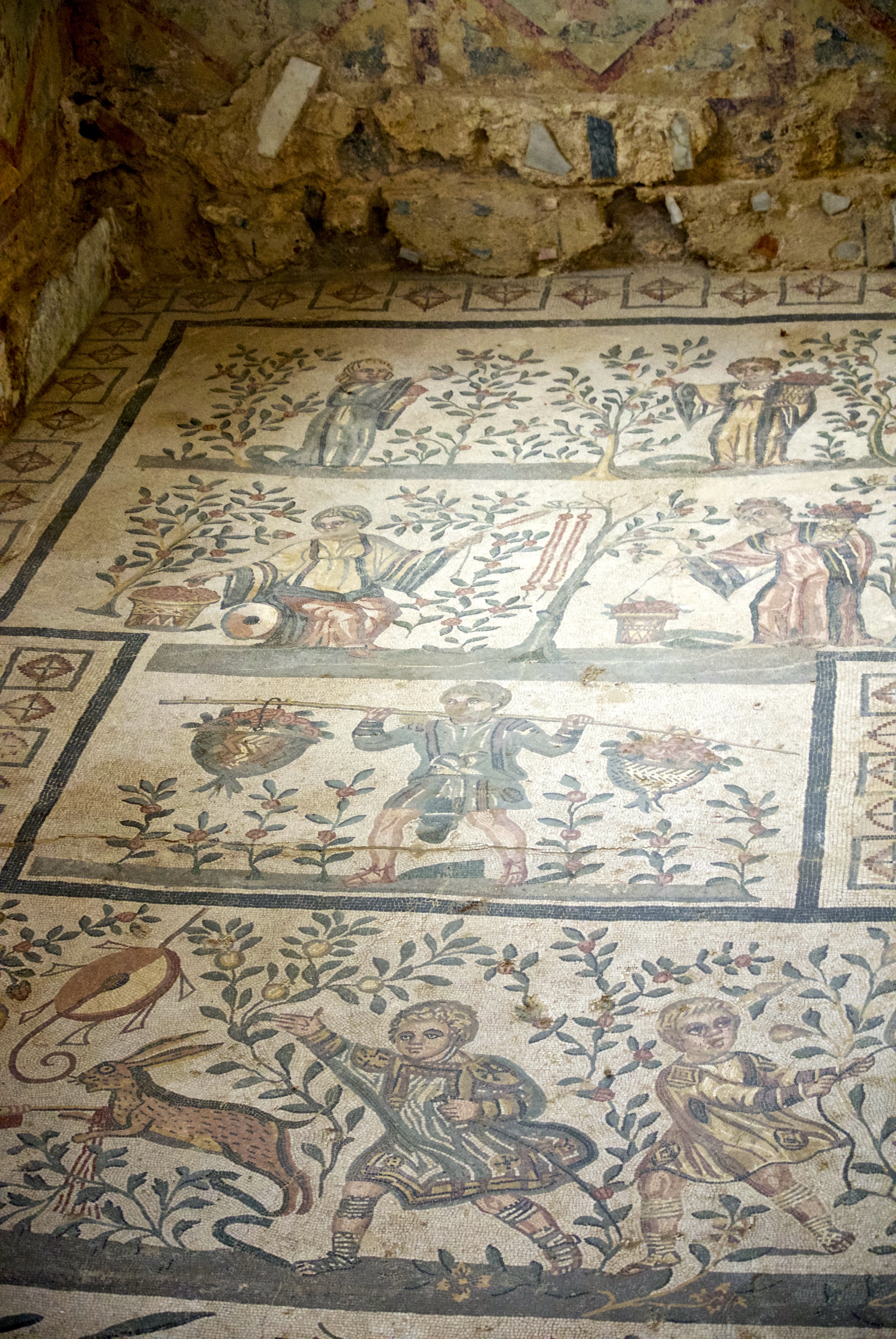 Villa Romana del Casale-Enfants chasseurs et alcôve aux fleurs (cubiculum) - 124