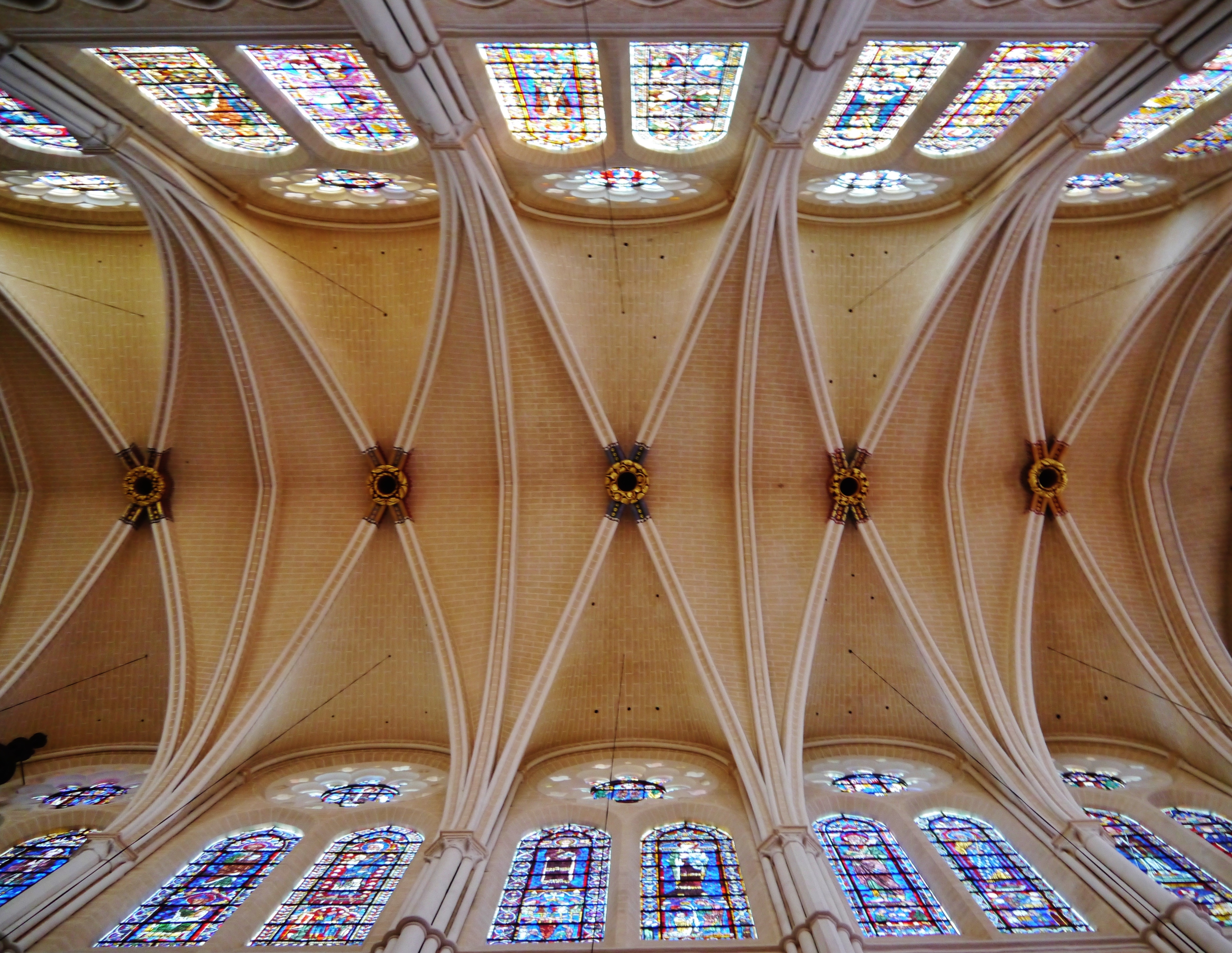 Chartres_Cathédrale_Notre-Dame_de_Chartres_Innen_Langhaus_Gewölbe