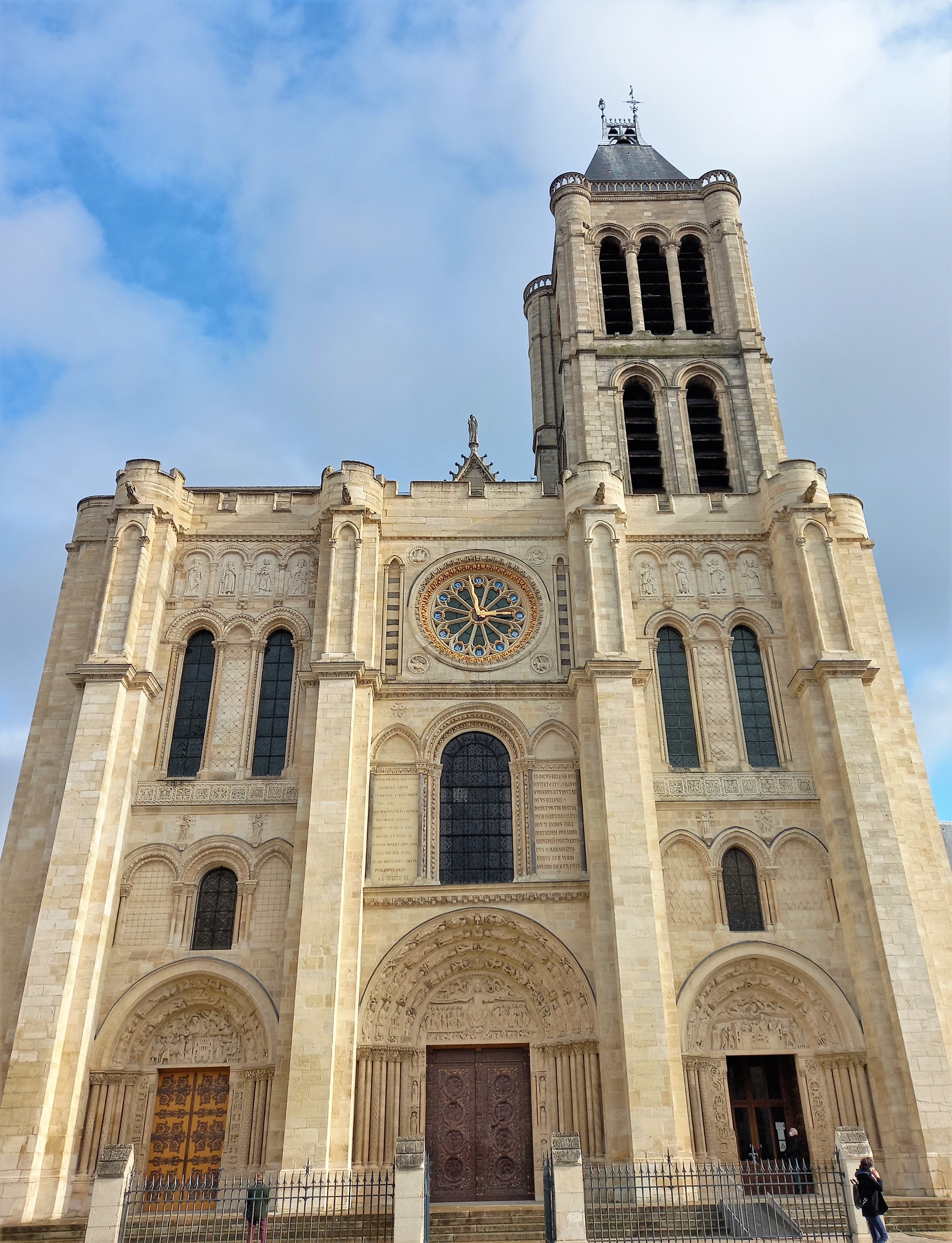Saint-Denis,_Kathedrale,_Außenansicht_(1)