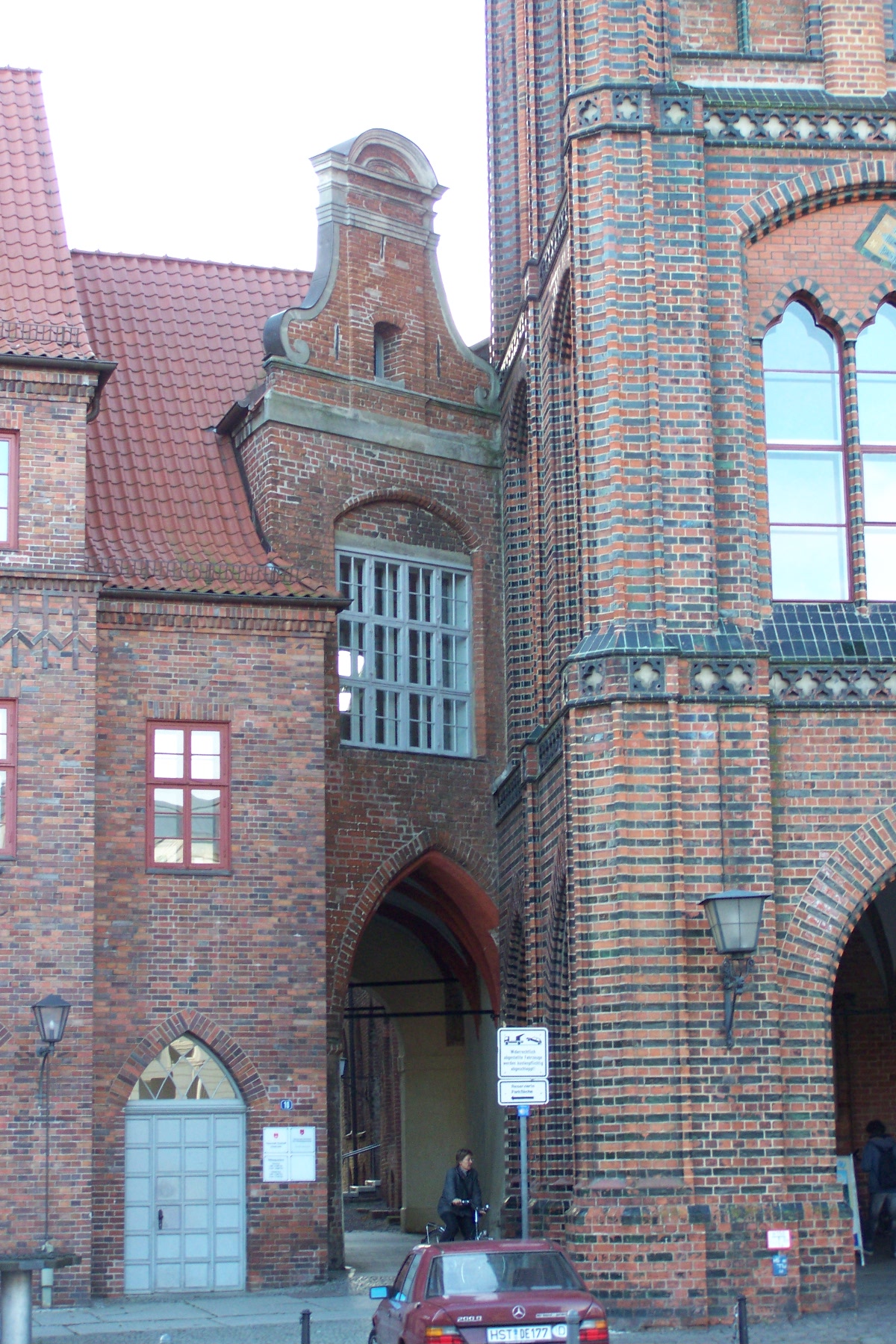 Stralsund,_Alter_Markt,_Zwischenbau_am_Rathaus_(2008-10-10)